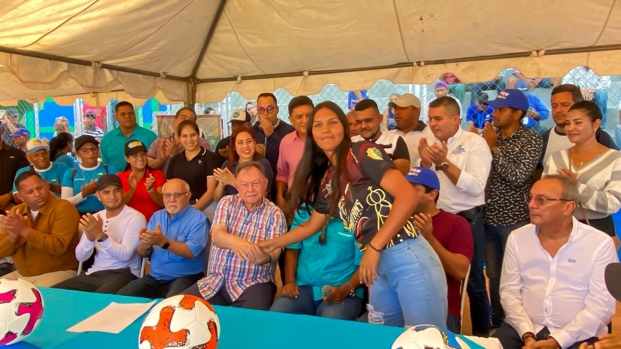 Gobernador Morel Rodríguez entrega las llaves del rehabilitado estadio