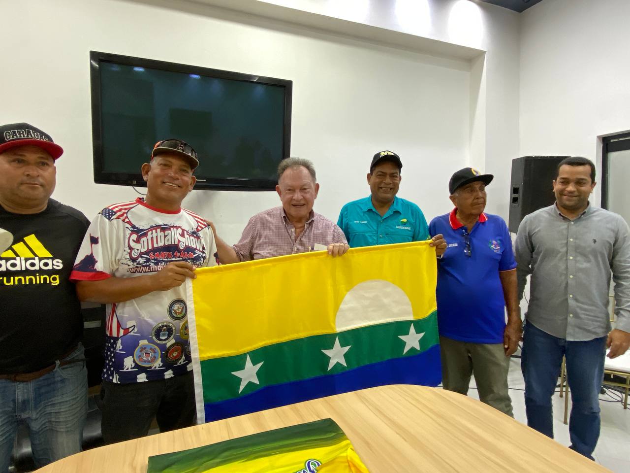 Gobernador Morel Rodríguez Entrega Uniformes A Selección De Béisbol 