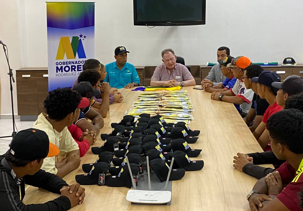 Gobernador Morel Rodríguez Entrega Uniformes A Selección De Béisbol 